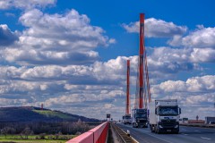LKW-Verkehr über die Rheinbrücke Beeckerwerth