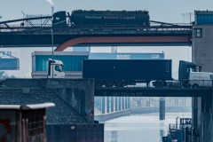 Kreuzung Straße und Wasserstraße